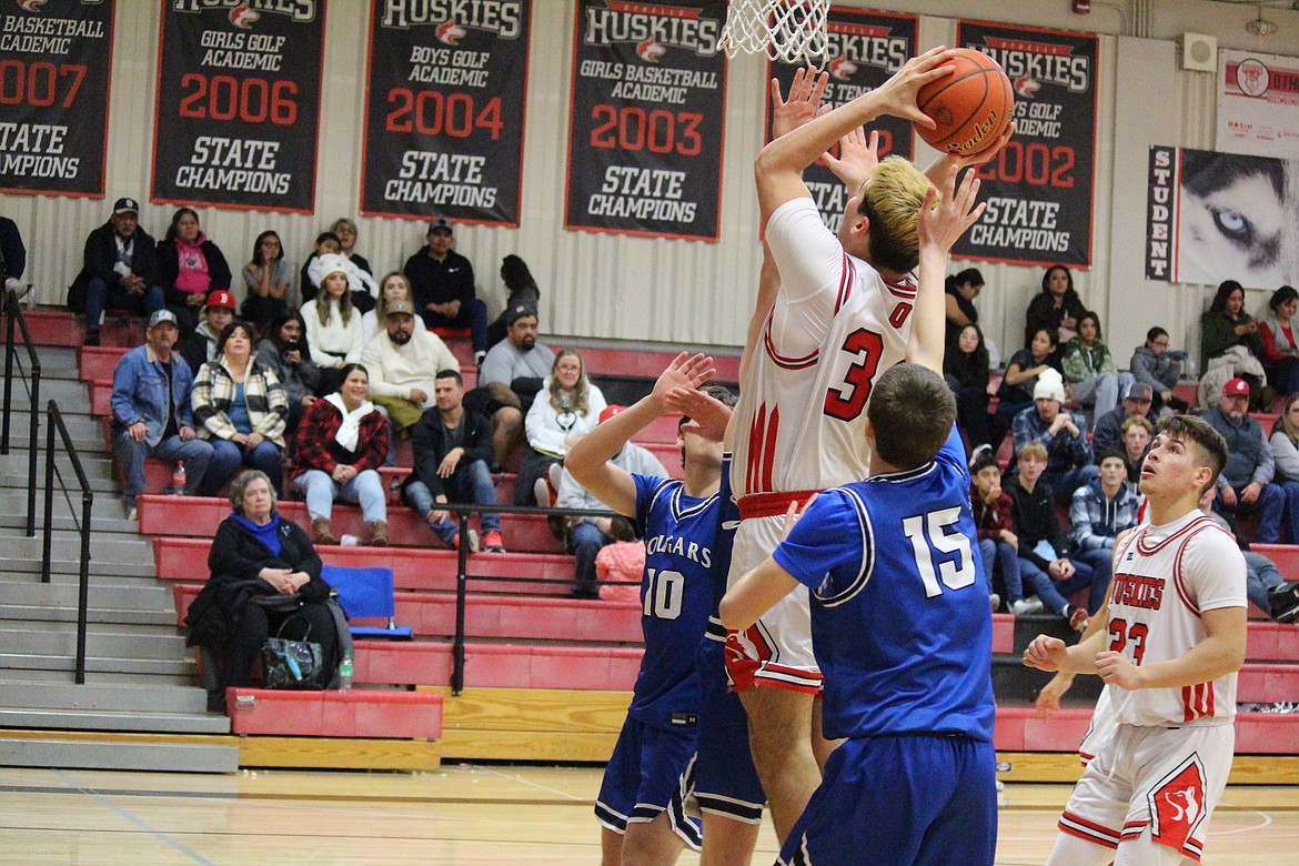 Julian Alegria, center, splits the Warden defense.