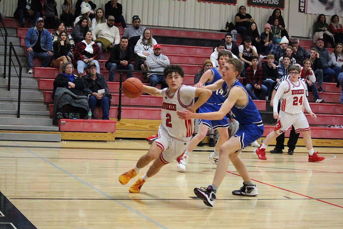 Othello’s Joshua Tovar (2) drives to the basket in Wednesday’s 71-28 win over Warden.