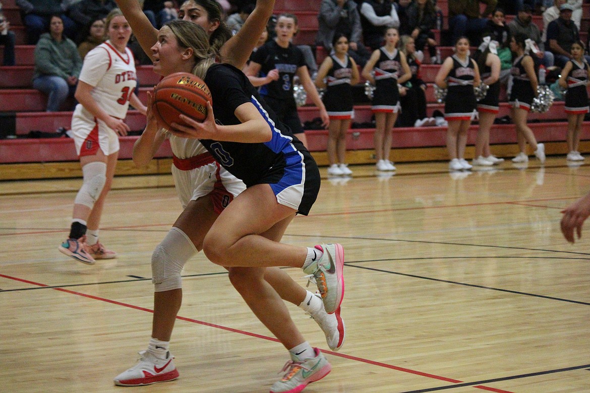 Lauryn Madsen of Warden makes a move to the basket in the Cougars’ 52-42 win over Othello Wednesday.