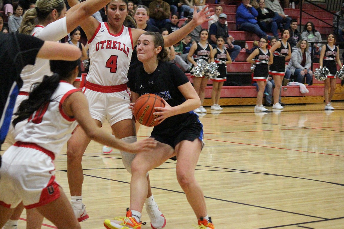 Quinn Erdman of Warden drives the lane against Othello.