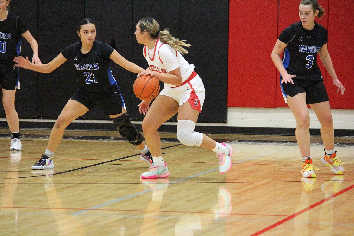 Briana Andrade of Othello, front, is challenged by Warden’s Jlynn Rios.