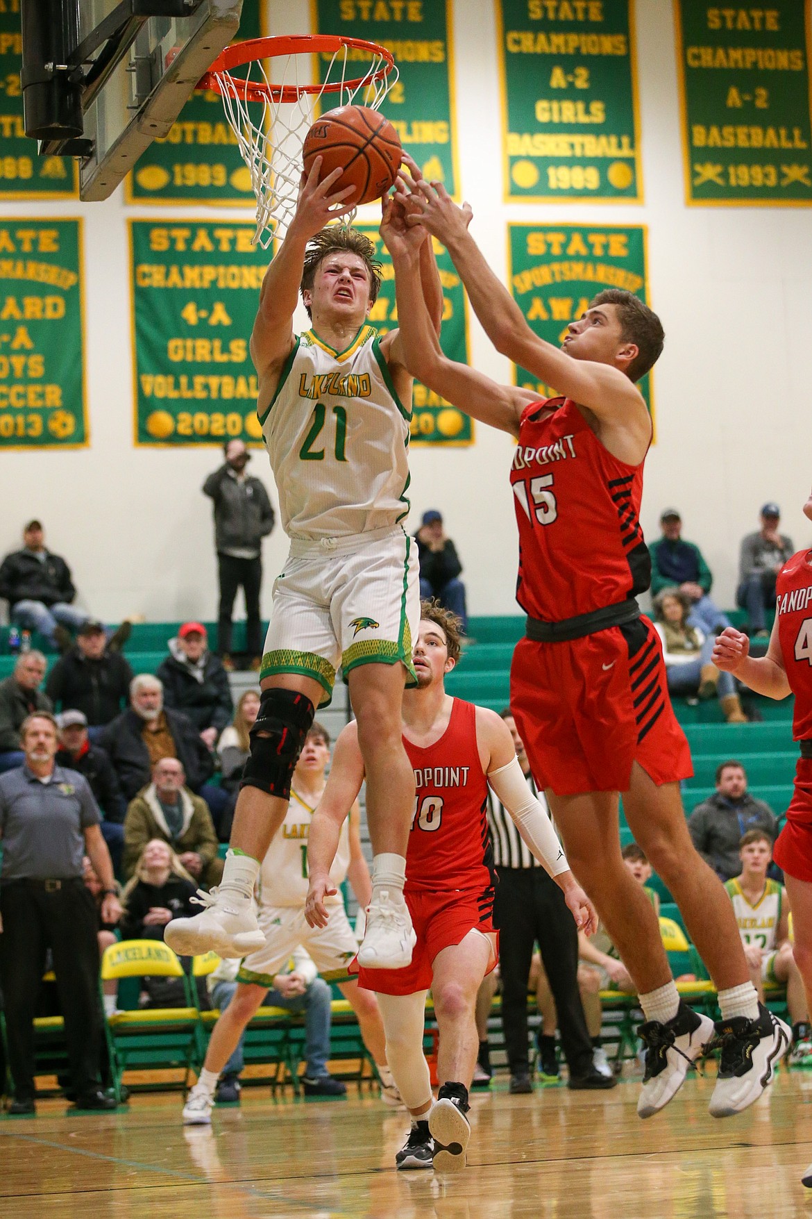 JASON DUCHOW PHOTOGRAPHY
Caysen Loutzenhiser (21) of Lakeland and Evan Dickinson (15) of Sandpoint battle for a rebound Friday at Hawk Court in Rathdrum.