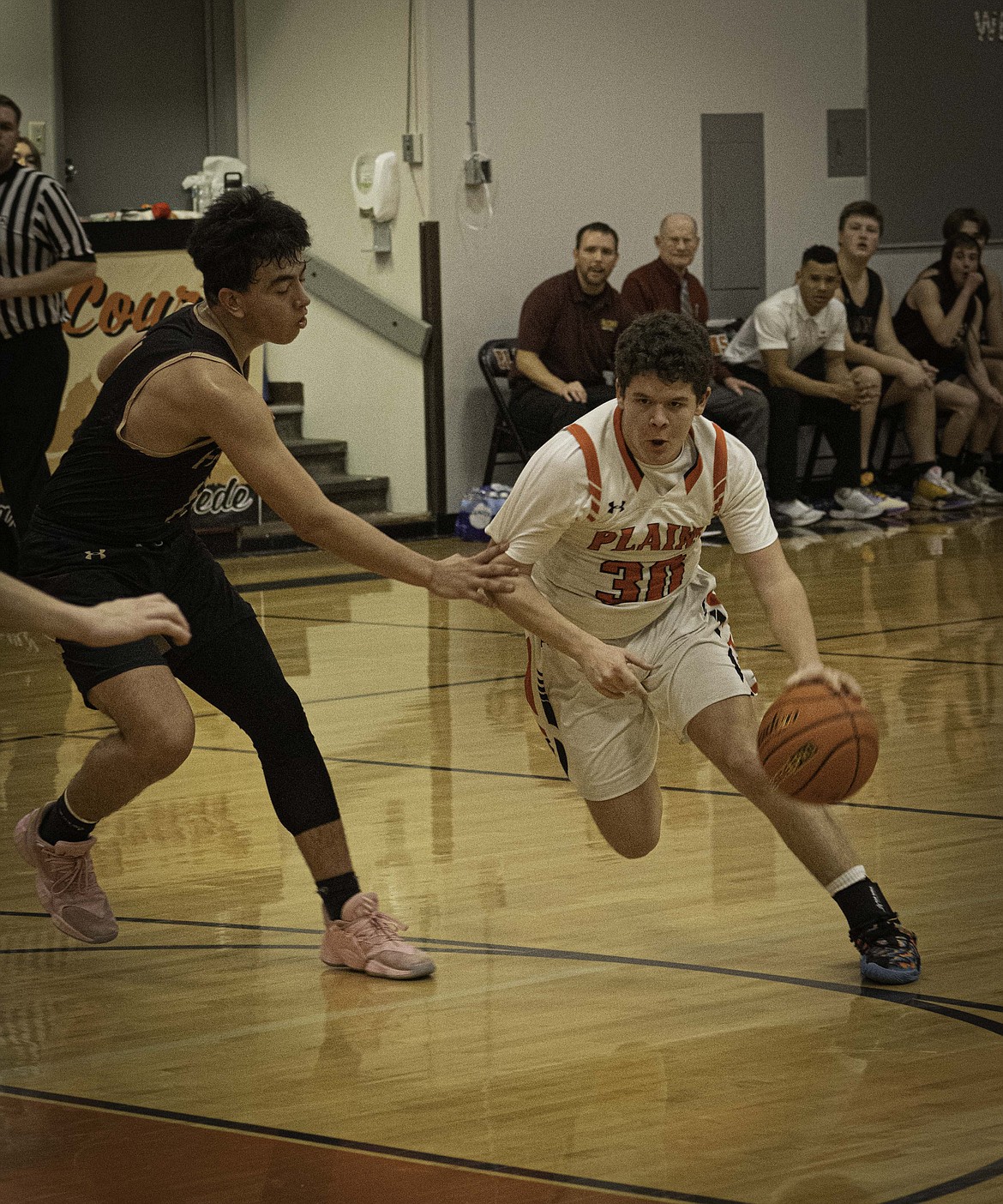 Plains Eduardo Perianez slashes to the hoop against Florence. (Tracy Scott/Valley Press)