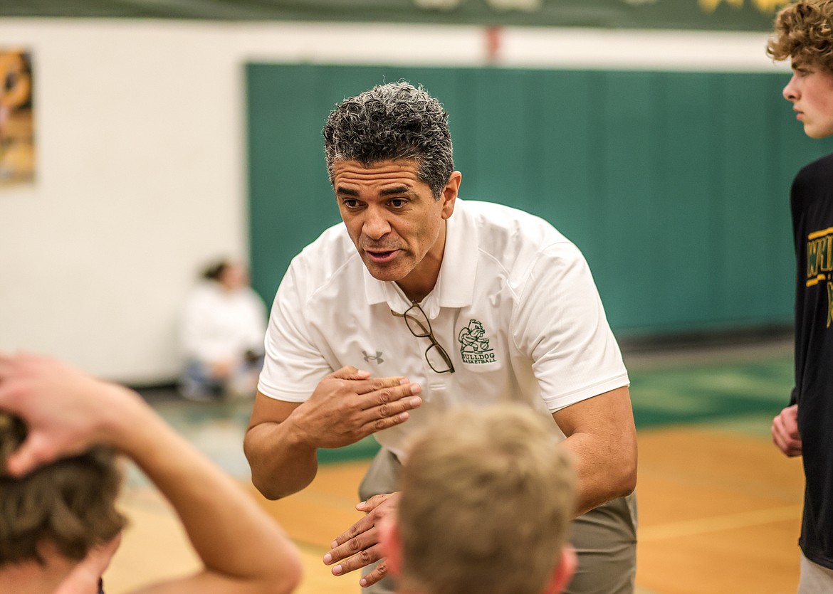 Bulldogs head coach Alex Gonzalez talks to his team during the break. (JP Edge /Hungry Horse News)