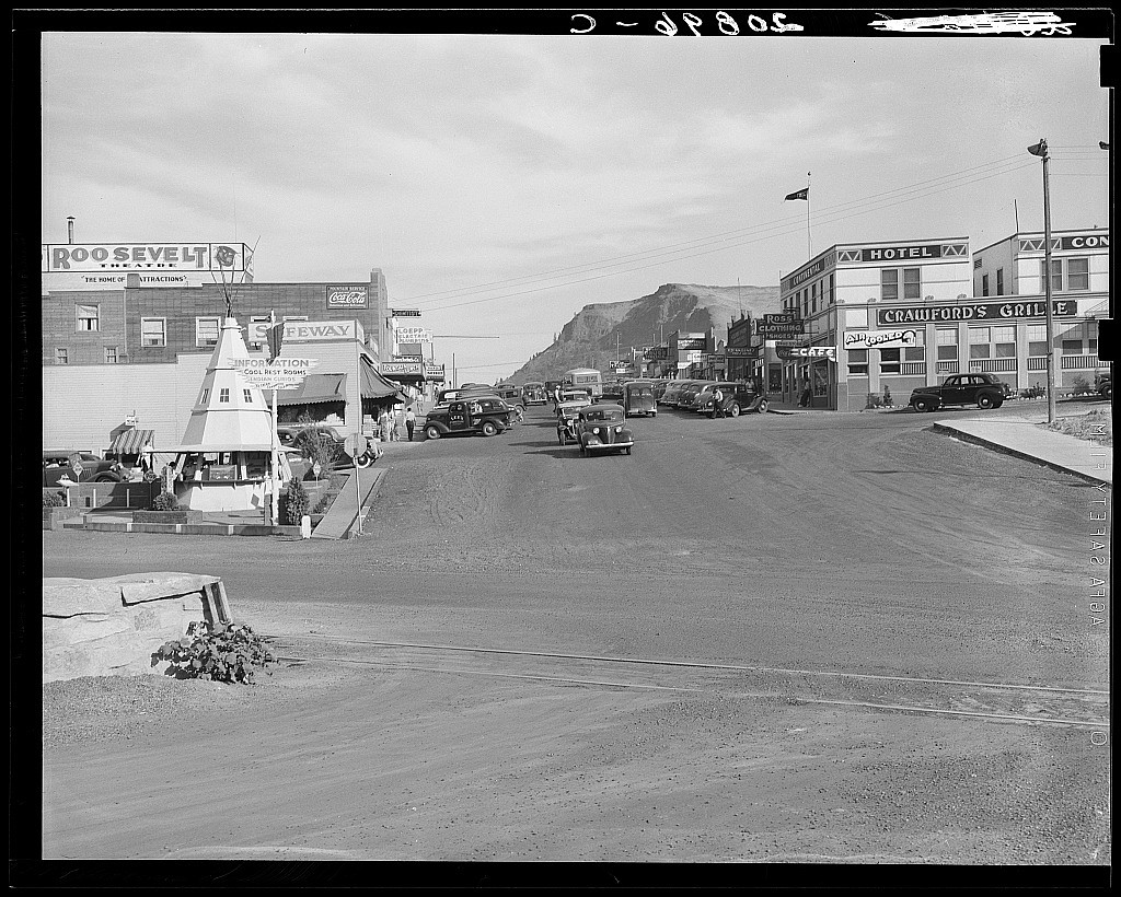 Approaching the main street of a boom construction town (Coulee City area), about four years old. Looking right from highway. Taken Aug. 1939.