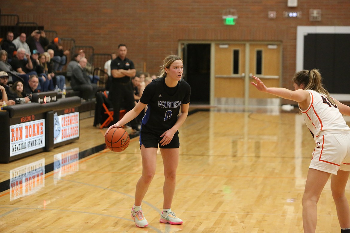 Warden junior Lauryn Madsen looks for an open teammate to pass the ball to against Cashmere. Since their season-opening loss to the Bulldogs, the Cougars have won 10 of 13 games.