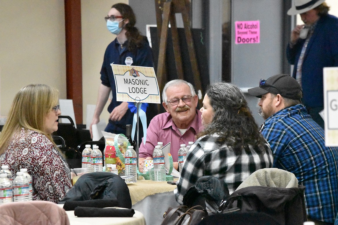 Country Sweetheart fundraiser 2022 attendees enjoy a little conversation.