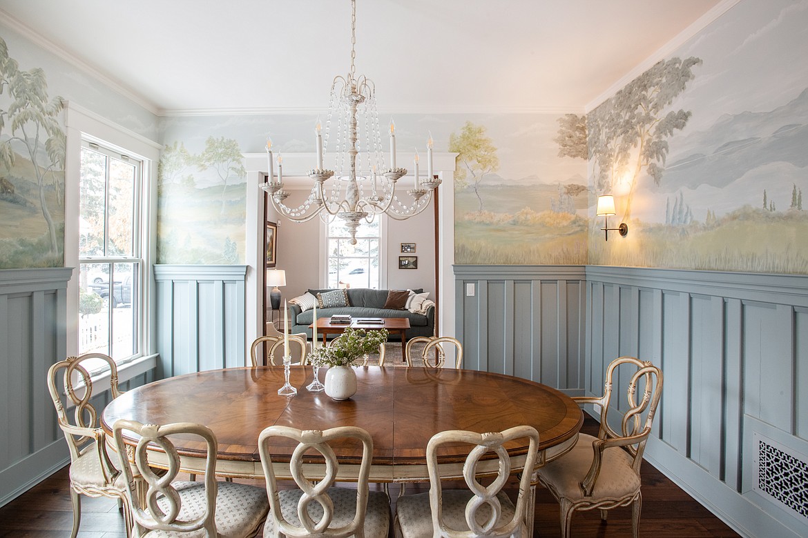 Artist Dawn Watland painted the mural in the dining room of the Houston Home. (Photo courtesy of Jessica Vizzutti of Cou Cou Studio)