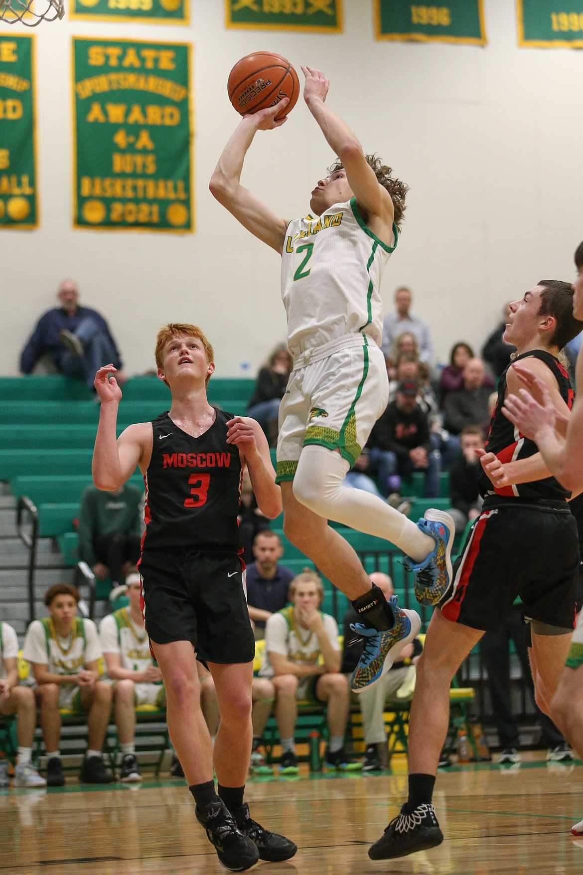 JASON DUCHOW PHOTOGRAPHY
Nick Nowell (2) of Lakeland goes up for a shot against Moscow on Friday night at Hawk Court in Rathdrum.