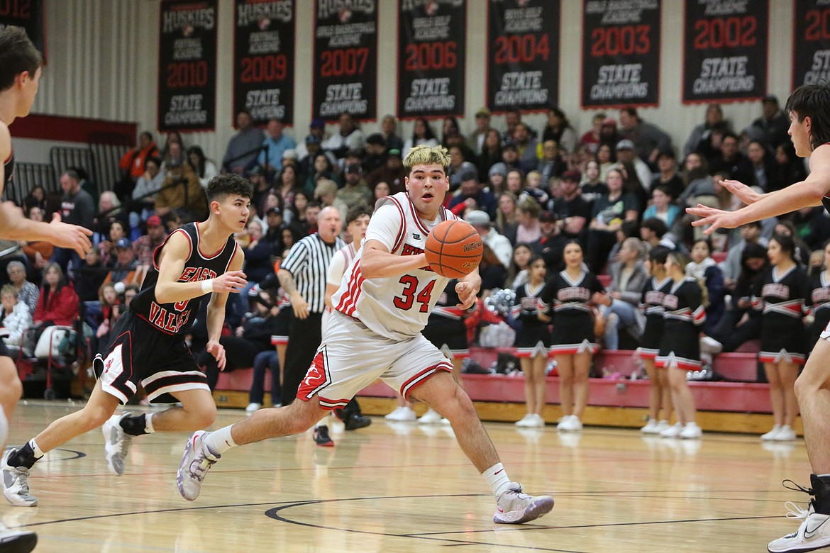 Othello senior Julian Alegria (34) looks for an open teammate while driving to the rim.