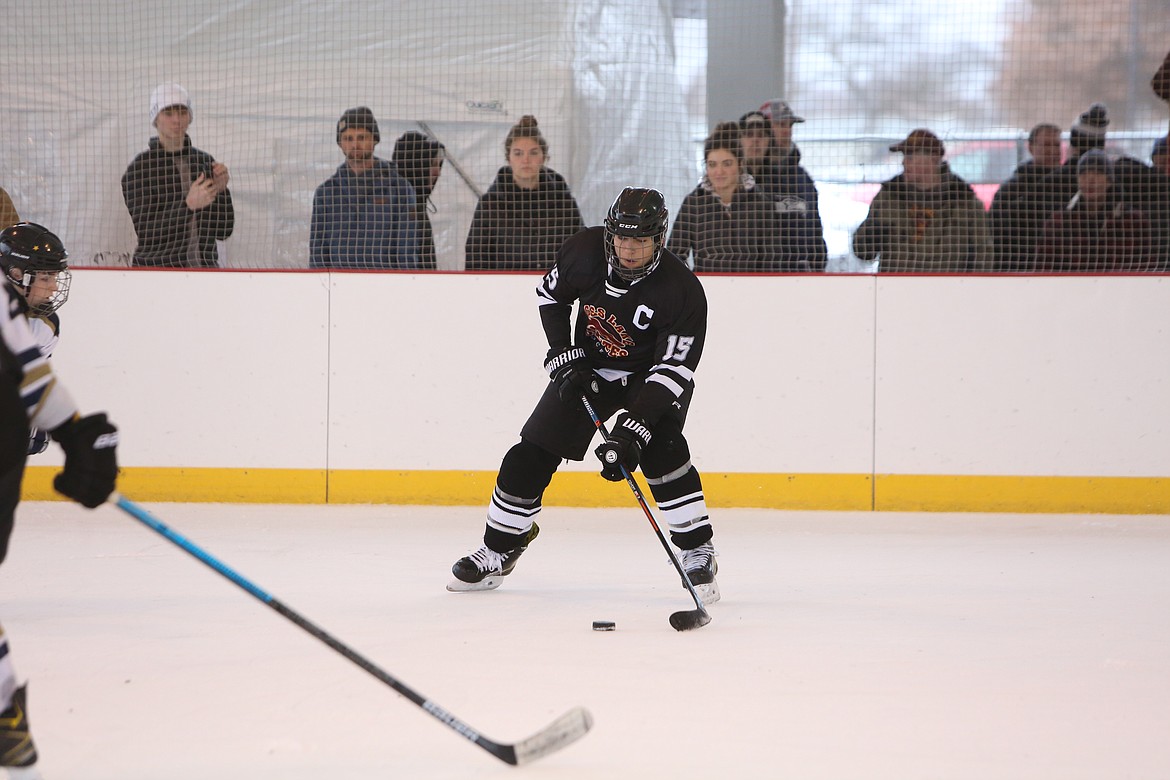 Brayden Buduan (15) looks to take a shot in the third period of Sunday’s third-place game in the Moses Lake Winter Classic.