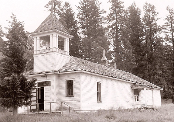 The original Bigfork School likely sometime in the 1960s prior to being torn down. It was used as storage for the Bigfork Summer Playhouse during the 1960s as well. (Credit – Bo Brown Collection)