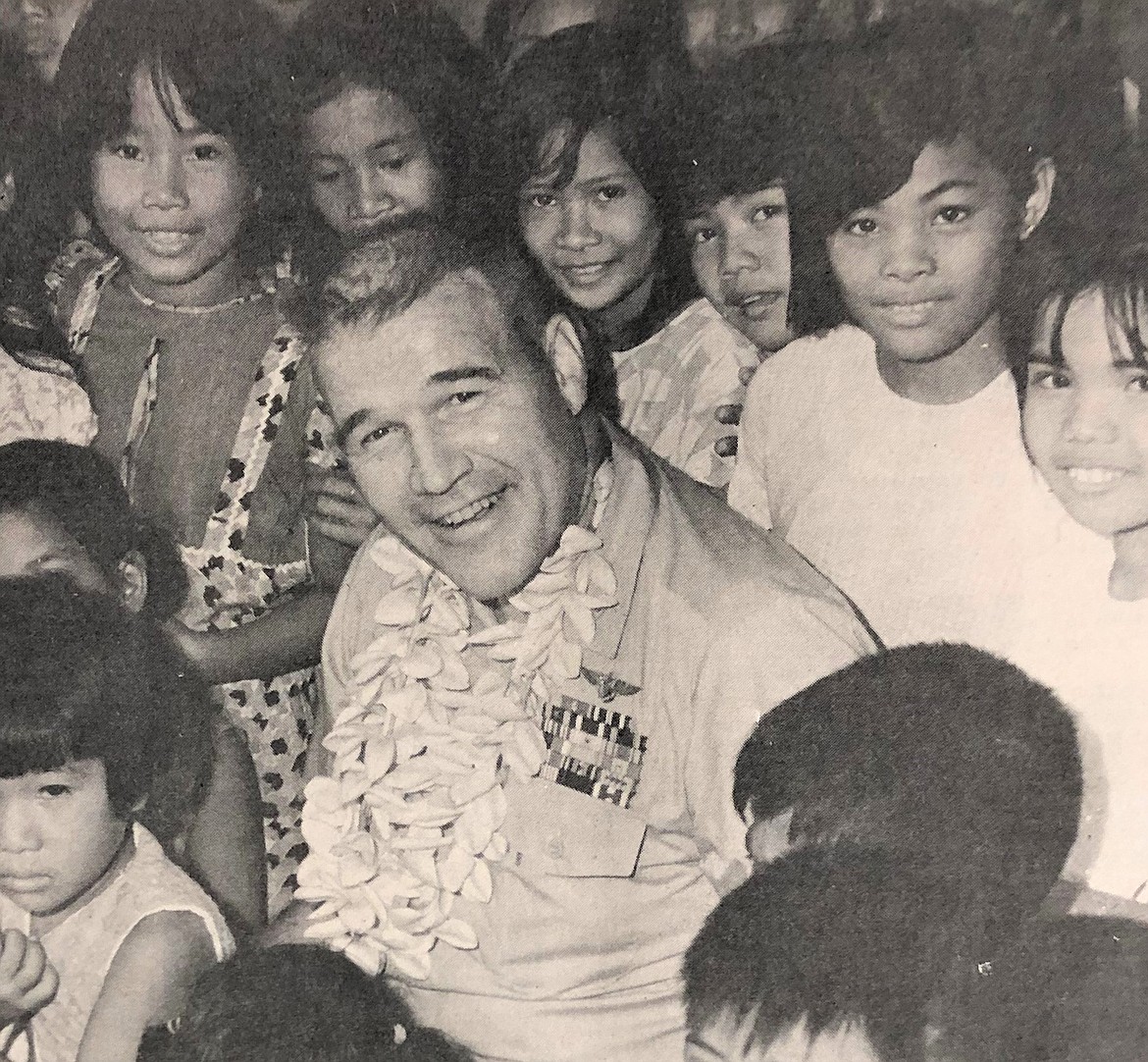 Captain H.P. Glindeman Jr. and Filipino third graders.