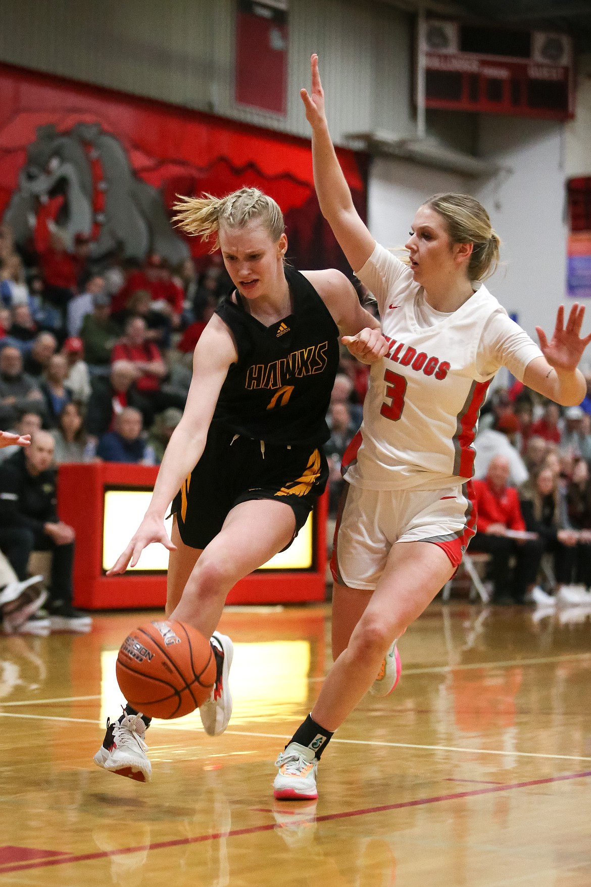 JASON DUCHOW PHOTOGRAPHY
Landree Simon of Lakeland drives on Daylee Driggs (3) of Sandpoint on Friday at Les Rogers Court in Sandpoint in Game 2 of the 4A Region 1 girls basketball best-of-3 championship in Sandpoint.