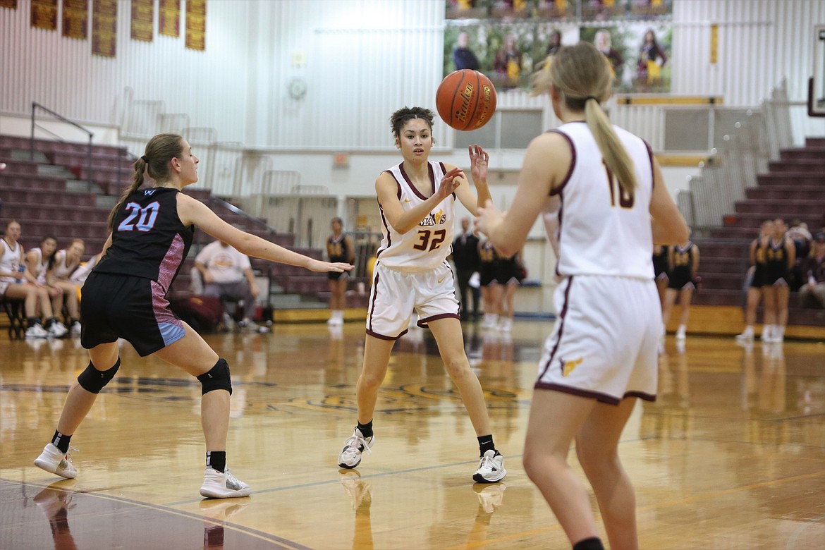 Moses Lake sophomore Madison Bond (32) passes the ball to her teammate, junior Kendall Reffett (10), in the second quarter of Moses Lake’s 42-33 win over West Valley (Yakima) on Tuesday night.