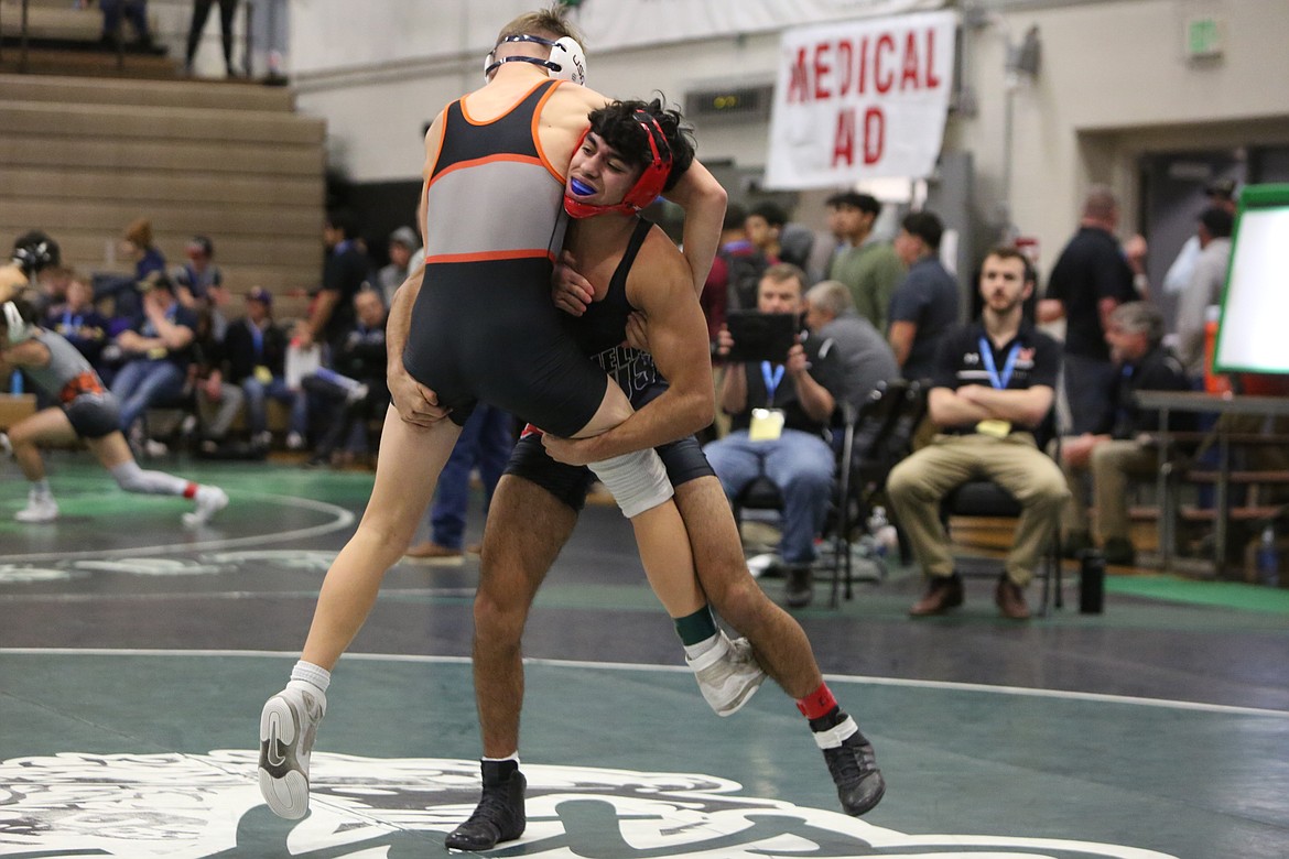 Othello junior Alexander Mendez, background, is one of 11 Huskie wrestlers to qualify for this weekend’s Mat Classic at tye Tacoma Dome.