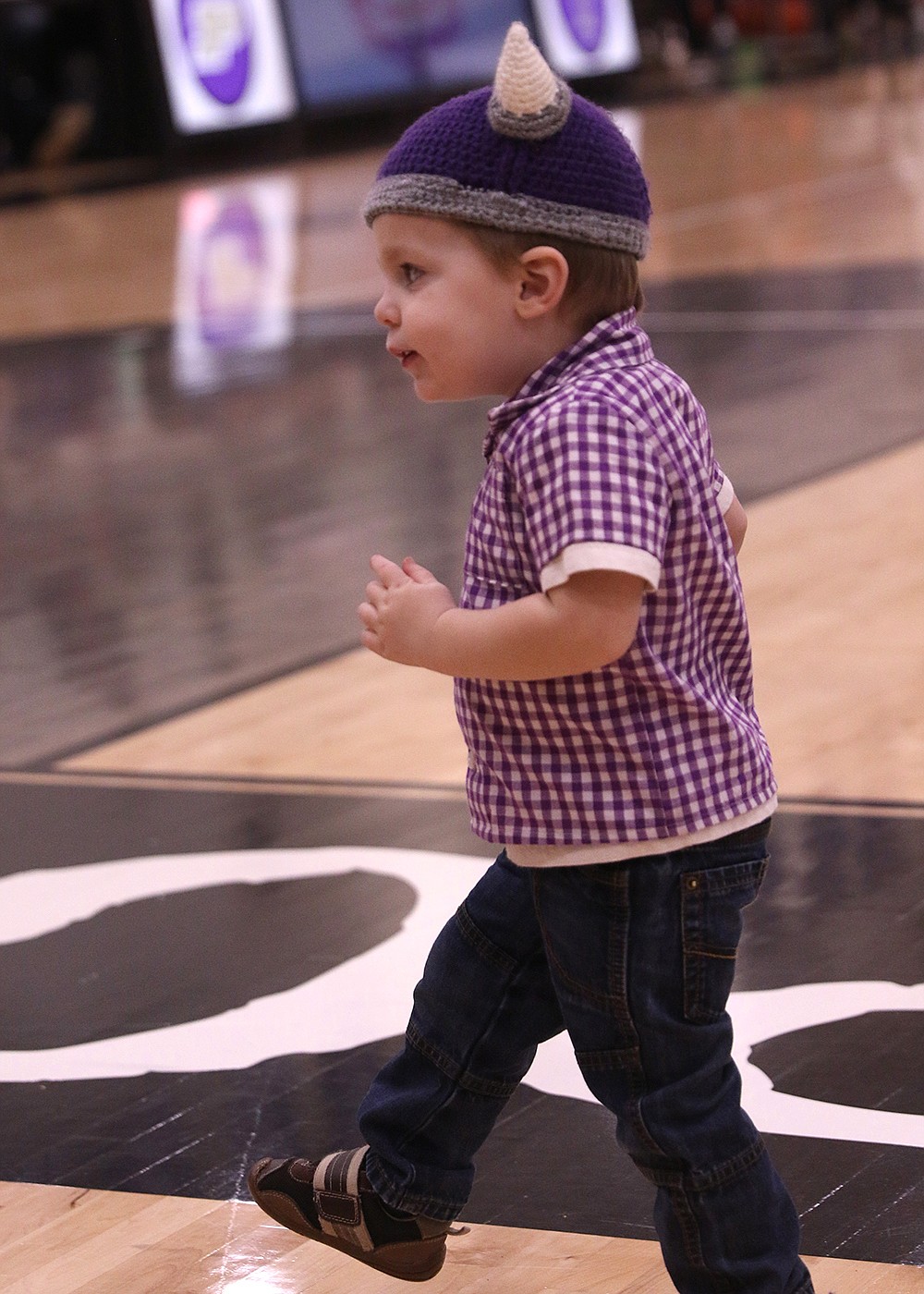 Young Viking fan treks across the floor at Linderman Gym during last weekend's 14C District Tournament. (Bob Gunderson photo)