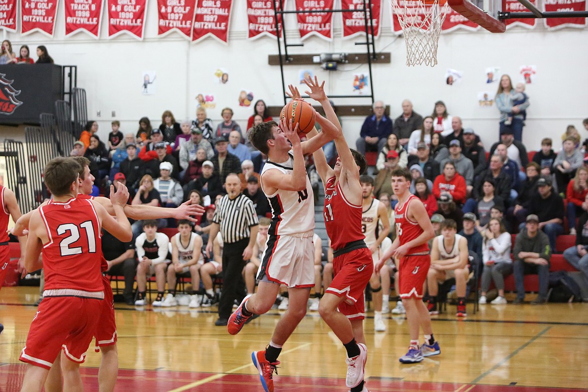 Lind-Ritzville/Sprague sophomore Jayce Kelly, center left, hit a “huge” three-pointer against Okanogan in the 2B District 6/7 Crossover that helped the Broncos advance to state, Head Coach Dustan Arlt said.