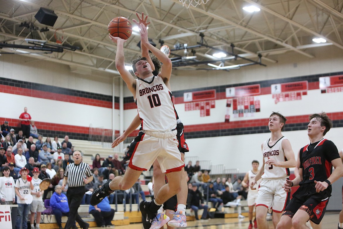 Lind-Ritzville/Sprague sophomore Jayce Kelly (10) finished Saturday’s regional round matchup against Dayton-Waitsburg with a team-high 23 points, 13 of which came in the fourth quarter.