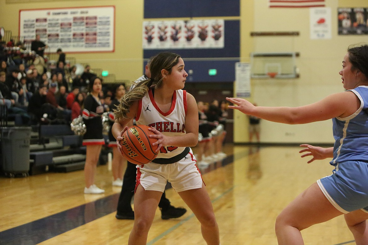 Head Coach Adolfo Coronado credited Huskie junior Stephanie Gonzalez (15) for stepping in and contributing during important minutes in Othello’s 45-39 win over Mark Morris.