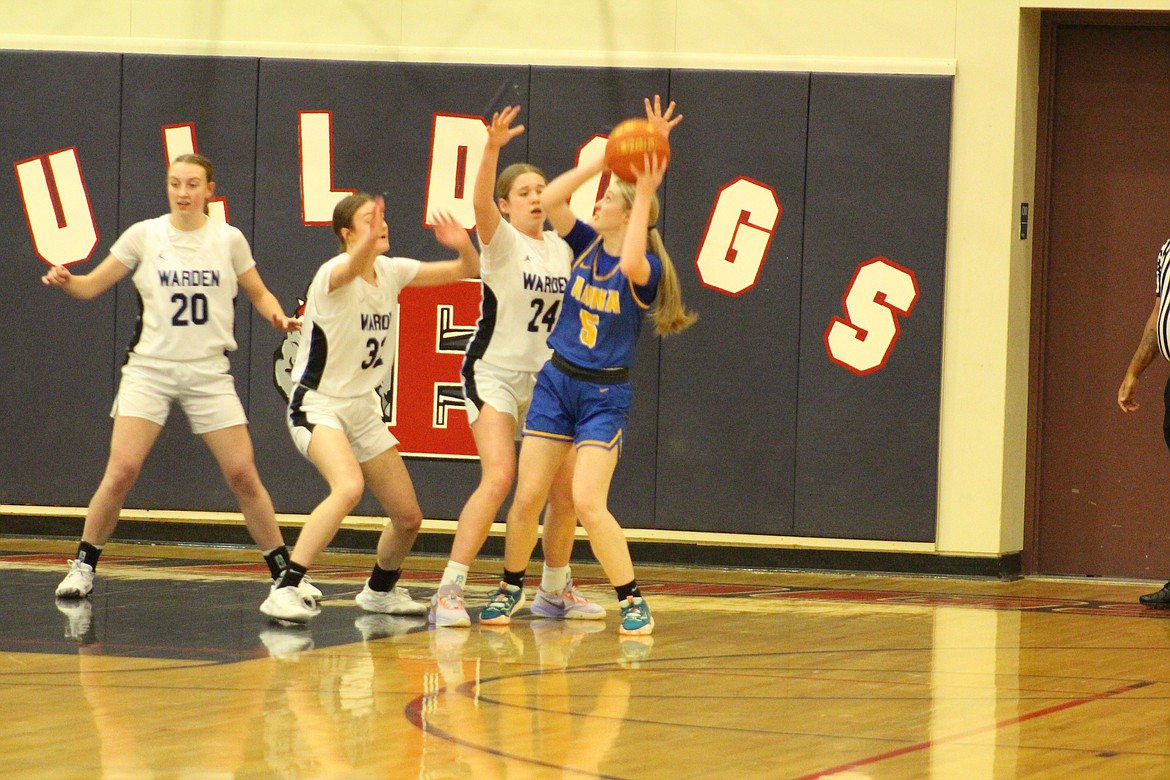 A swarming Warden defense helped the Cougars get a 61-45 win in the first round of the state tournament. From left, Molly Sackmann (20), Lauren Chamberlain (32) and Makenna Klitzke block the path of Adna’s Gaby Guard (5).