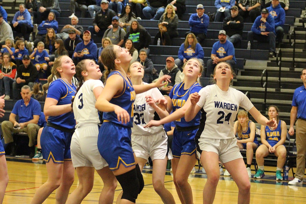 Waden and Adna players wait for the rebound in Saturday’s 61-45 Warden win.