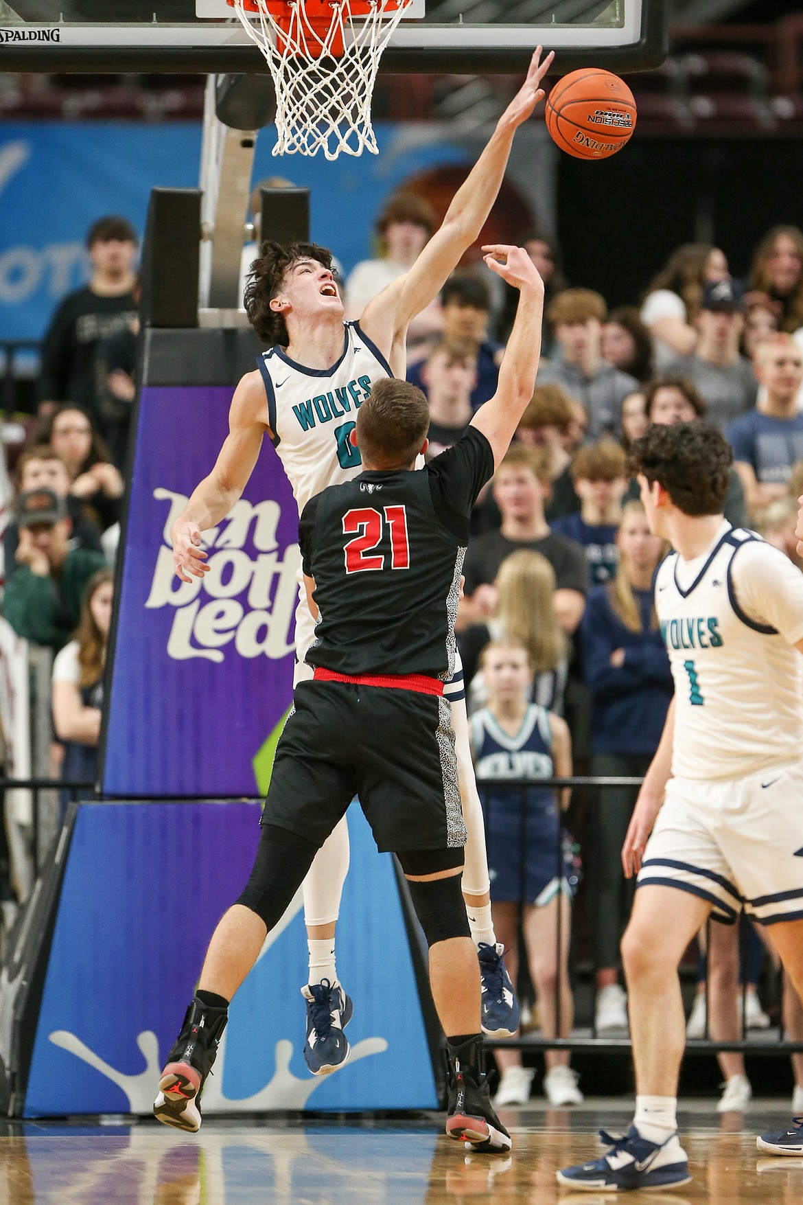 JASON DUCHOW PHOTOGRAPHY
Lake City's Blake Buchanan (0) blocks a shot by Jayden Wright (21) of Highland on Thursday night in a state 5A first-round tournament game at the Ford Idaho Center in Nampa.