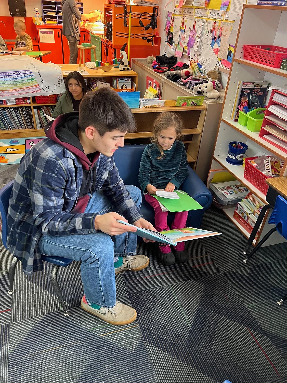 Teagan Summers reads with Eloise Oldenburg.