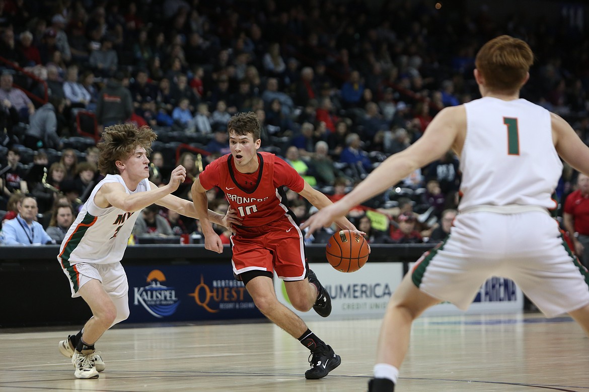 Lind-Ritzville/Sprague sophomore Jayce Kelly, in red, drives to the rim in the Broncos’ upset win over Morton-White Pass on Thursday in the 2B boys state tournament.