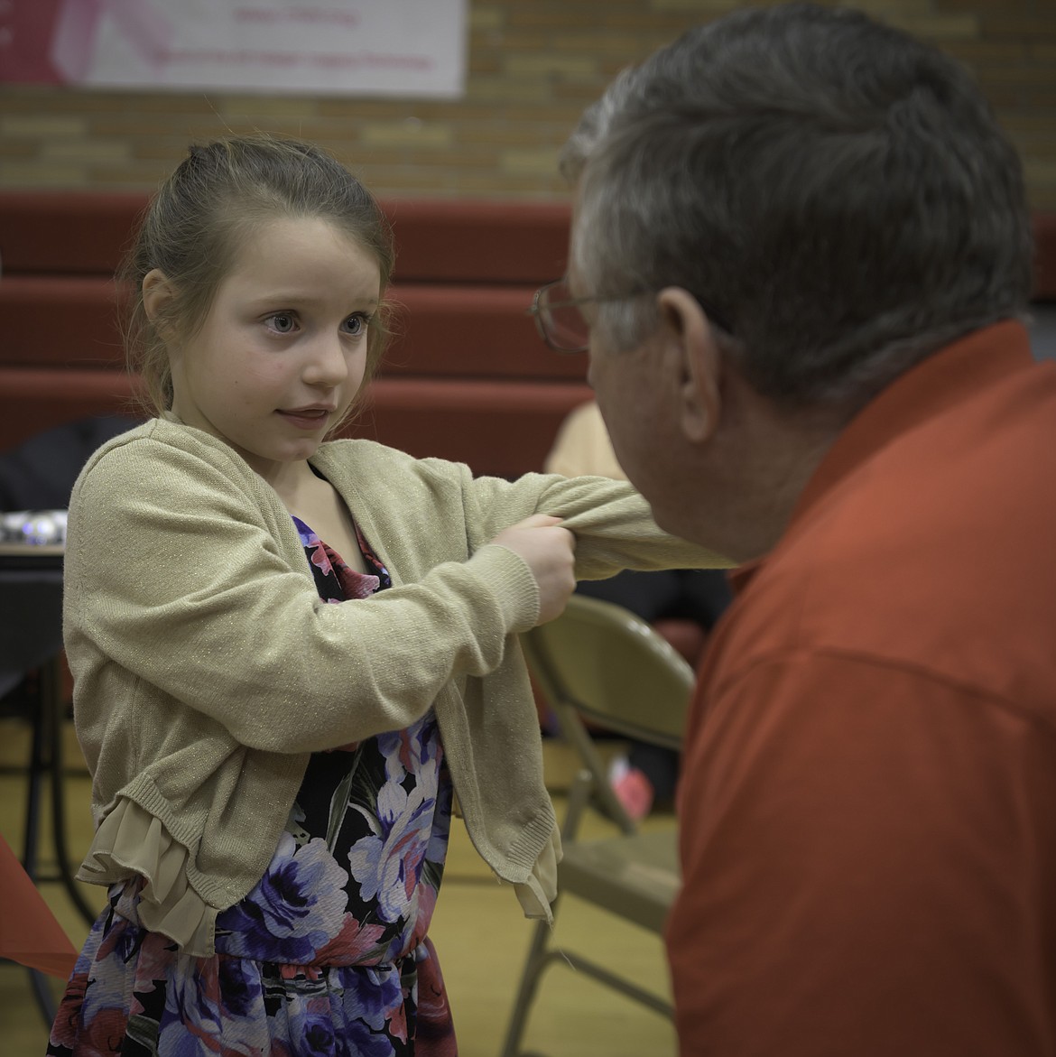 Emma Mercer discusses her science project with judge Dave Pafford. (Tracy Scott/Valley Press)