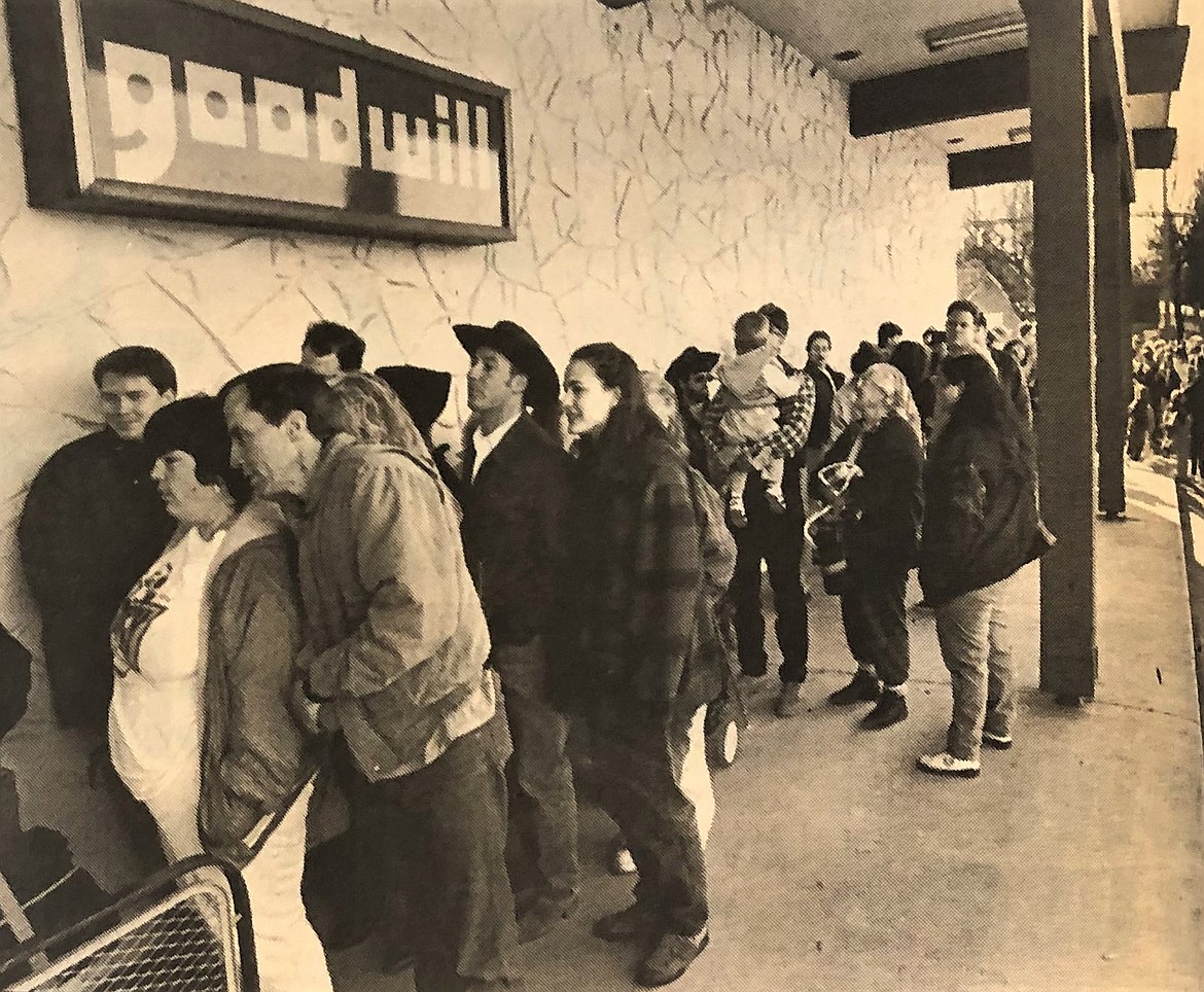 Crowds line up at March 1993 opening of Goodwill in the old Midtown Albertsons.