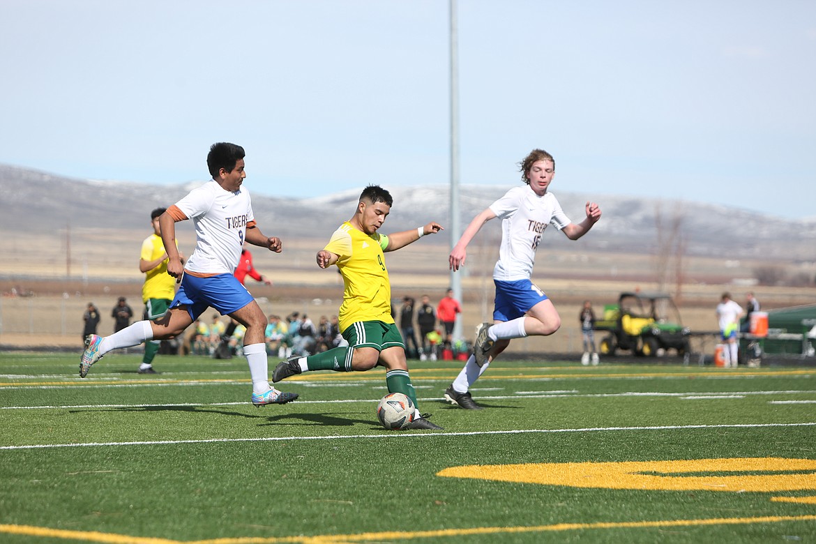 Quincy senior and co-captain Jorge Nunez (9) passes the ball to a teammate during the Jackrabbits’ 10-0 win over Tonasket. Nunez was the 2022 Caribou Trail League Player of the Year.