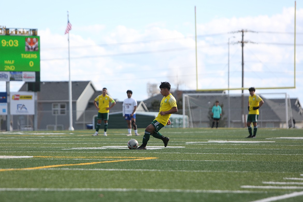 Quincy junior Lester Chacaj (3) passes the ball to a teammate against Tonasket.