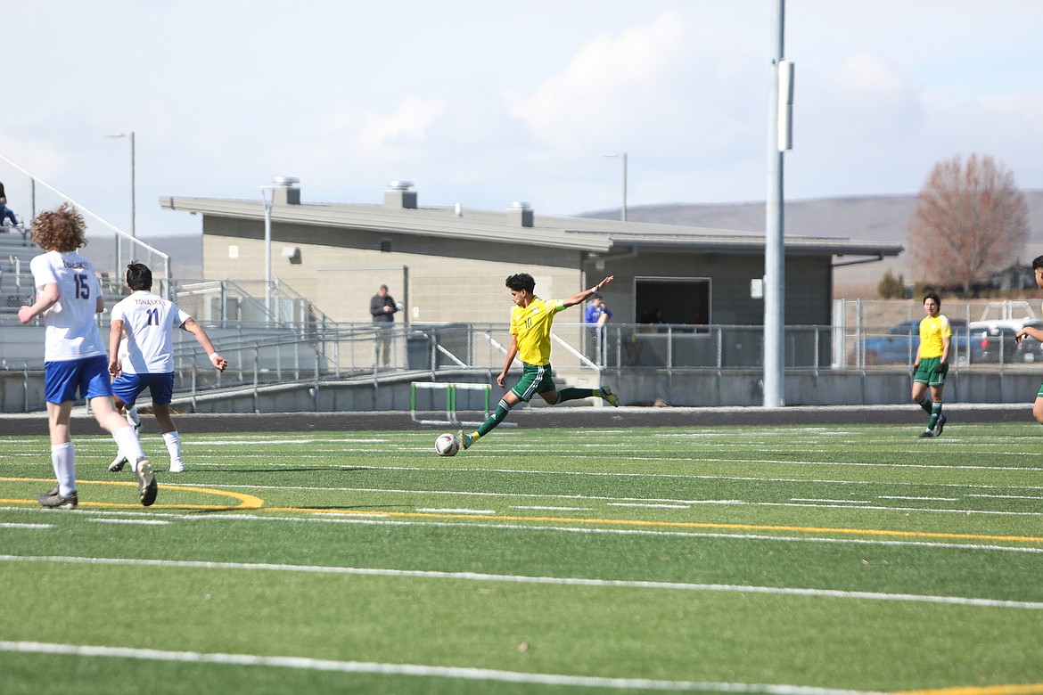 Quincy senior Isaac Lopez (10) winds up for a deep pass in the first half against Tonasket.