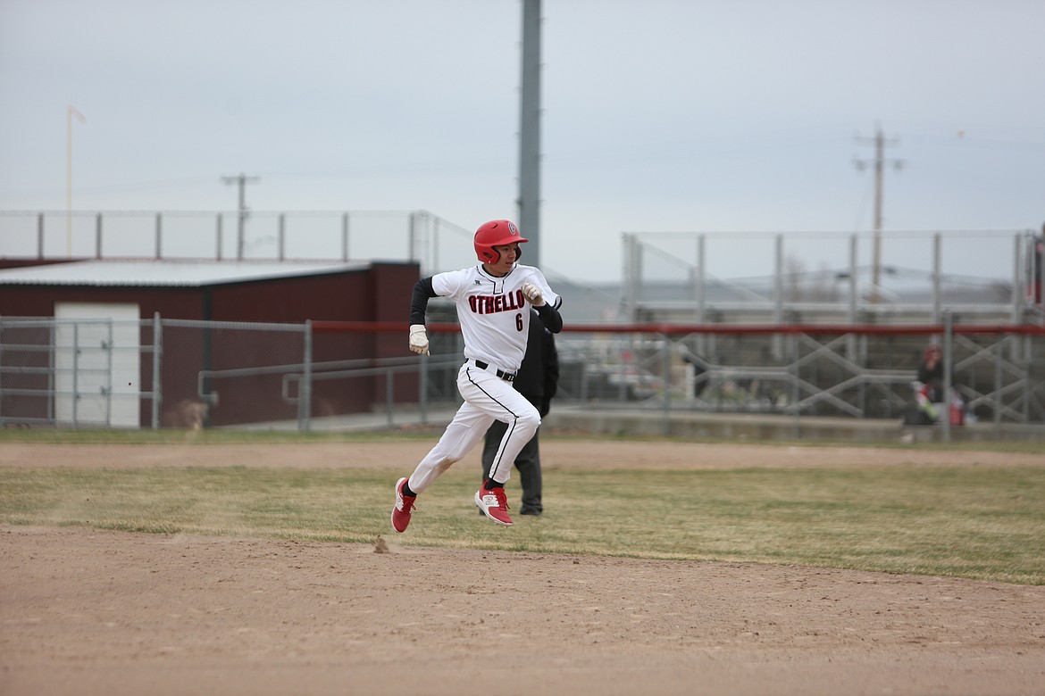 Othello freshman Trey Tovar sprints toward third base during the sixth inning in the Huskies’ 7-2 win over Deer Park on Tuesday.