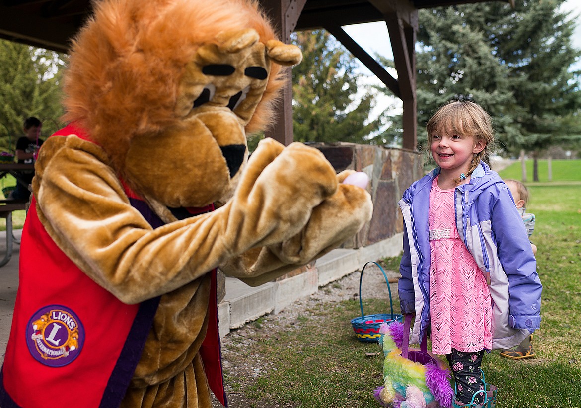Leo the Lion visits with a youngster at the Lions Club Easter egg hunt. (Hungry Horse News photo)