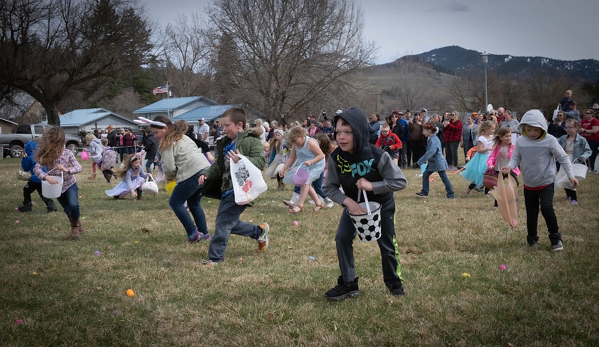The 6 to 8-year-old age group takes off at the Plains Easter egg hunt. (Tracy Scott/Valley Press)