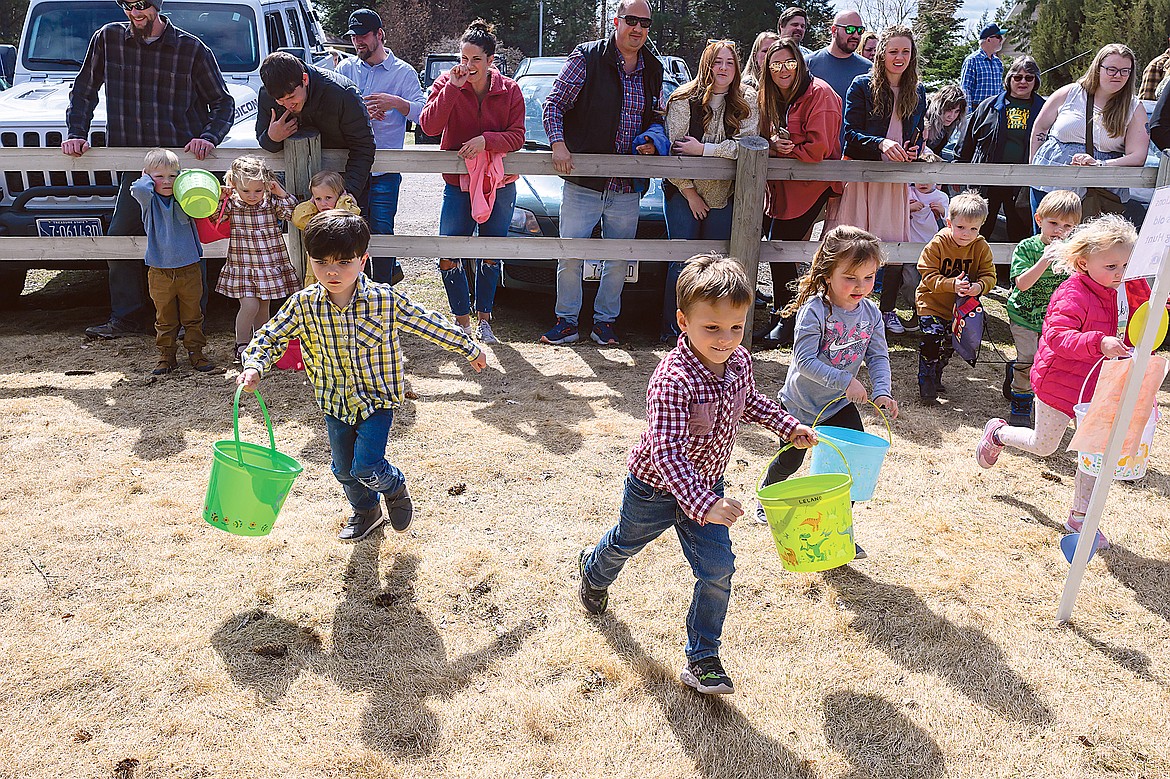 Kids race to get eggs. (Chris Peterson photos)