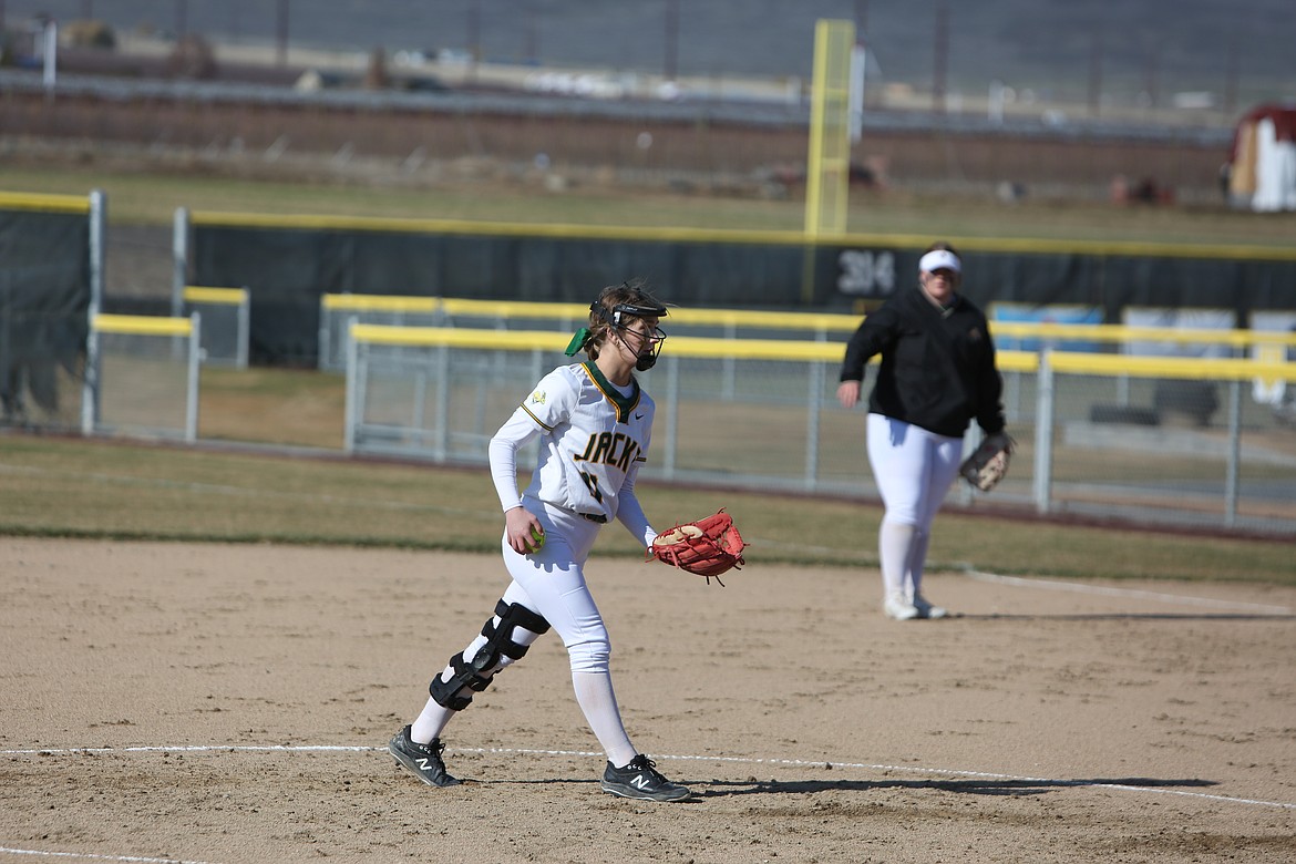 Quincy junior Emilee Morris pitches during the second inning against Cashmere on Tuesday.