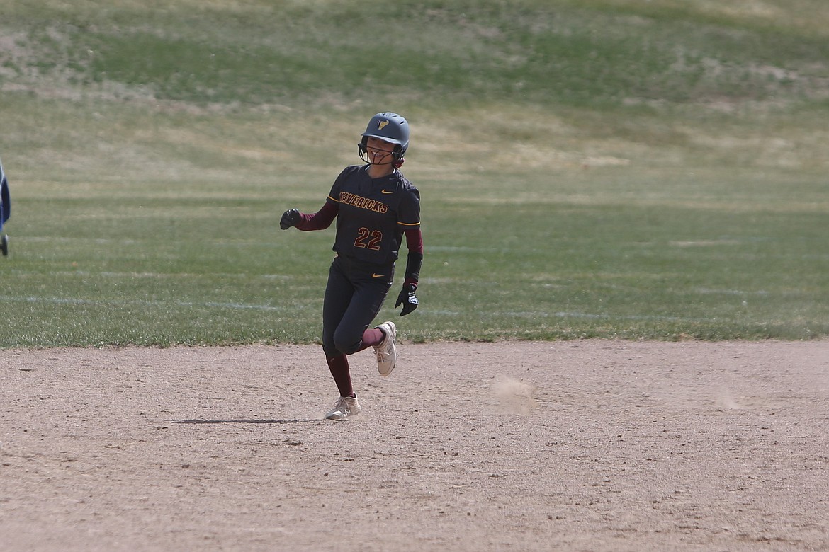 An RBI single by senior Annalyse Hernandez started a seven-run sixth inning against Richland on Wednesday.