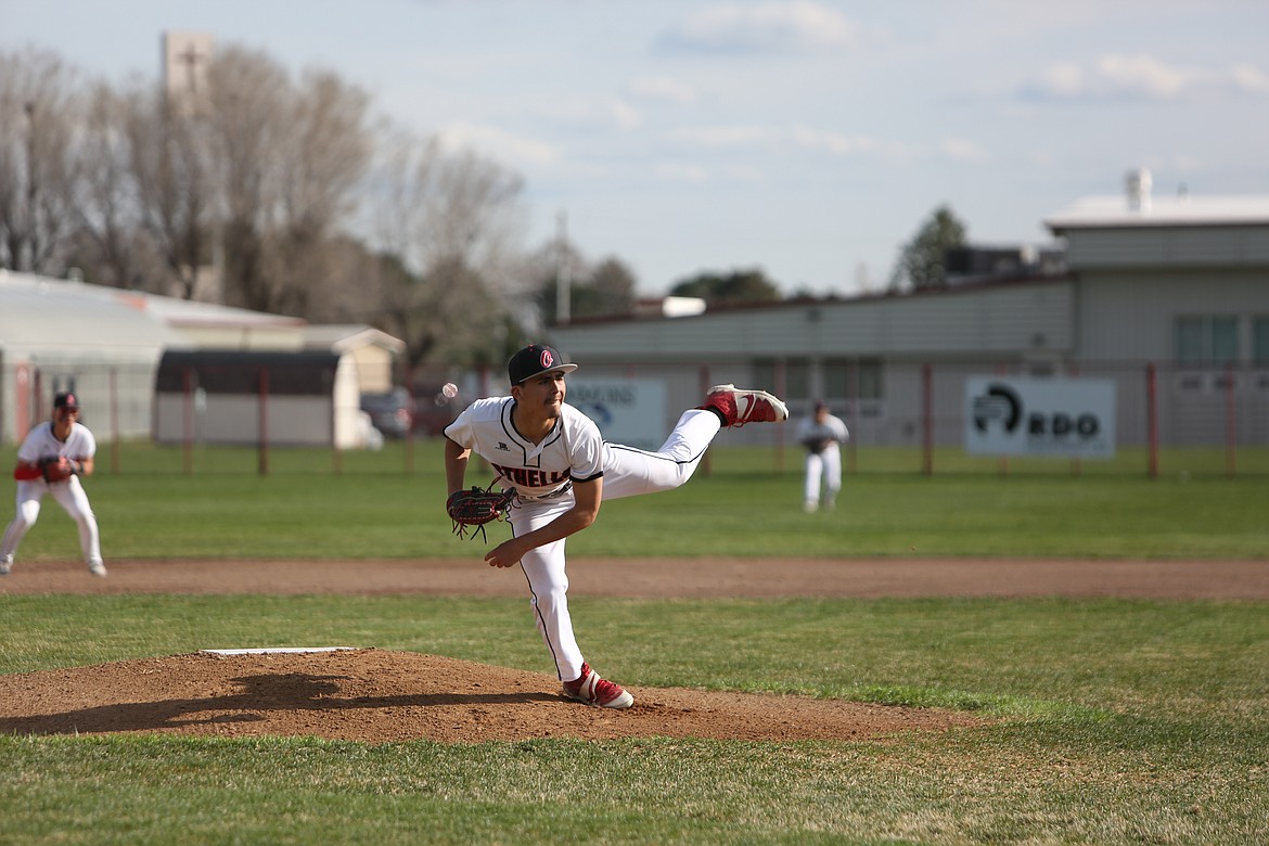 Othello sophomore Kal-El Ozuna pitches during the top of the first inning against Hazen on Thursday.