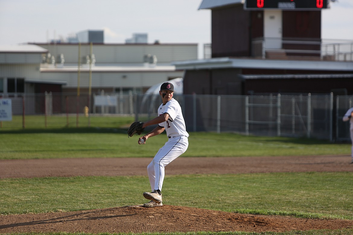 Othello junior Xzyan Martinez pitches during the fourth inning against Hazen on Thursday.