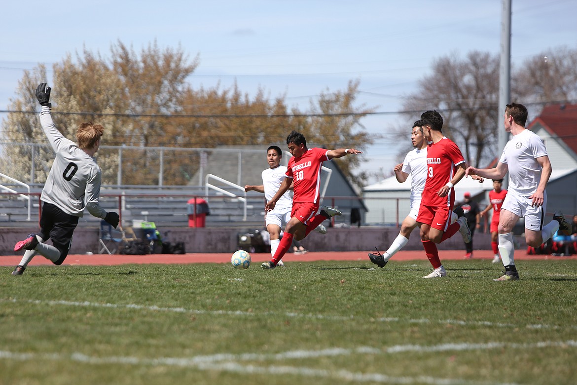 Othello sophomore Jose Cabrera (10) takes a shot against Selah on Saturday. Cabrera scored the team’s first goal on a header in the first half.