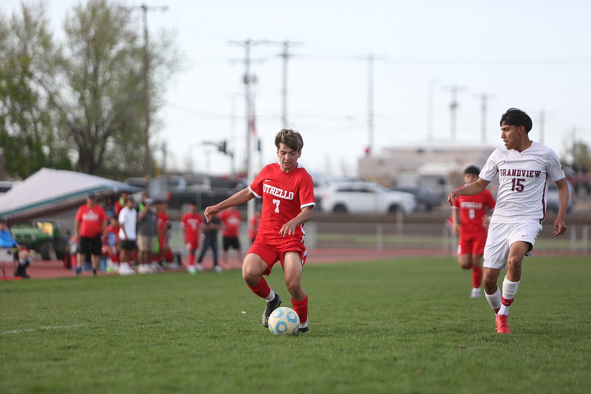 Othello junior Anthony Abundiz (7) pushes the ball upfield against the Grandview defense in Wednesday’s 3-2 win over the Greyhounds. Abundiz scored in the second half to tie the game at one.