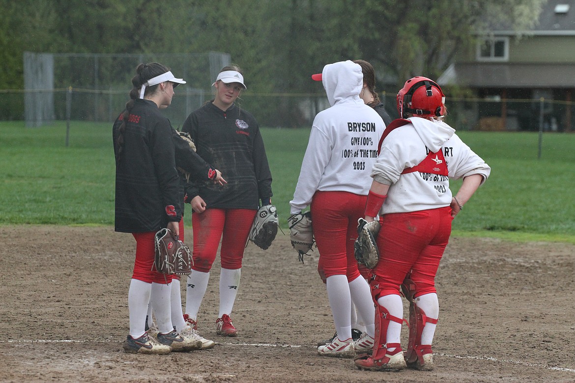 The Bulldogs talk things over at the mound.