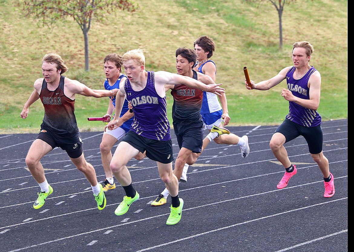 Ronan and Polson teams make final exchange in the 400-meter relay. (Bob Gunderson photo)