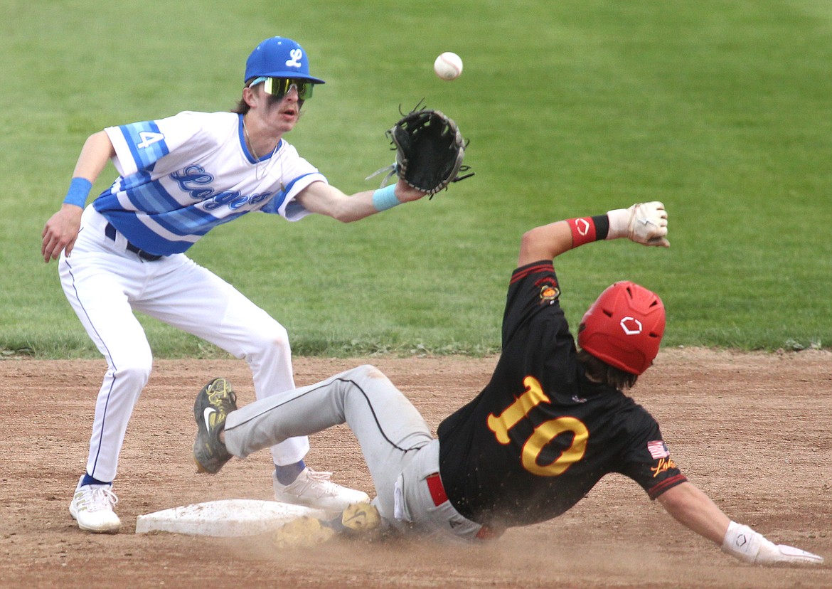 Libby Logger second baseman Dylan Buckner takes the throw as Kalispell's Ostyn Brennen steals on the 1-0 pitch to teammate Carter Schlegel in the top of third inning in Wednesday's game. (Paul Sievers/The Western News)