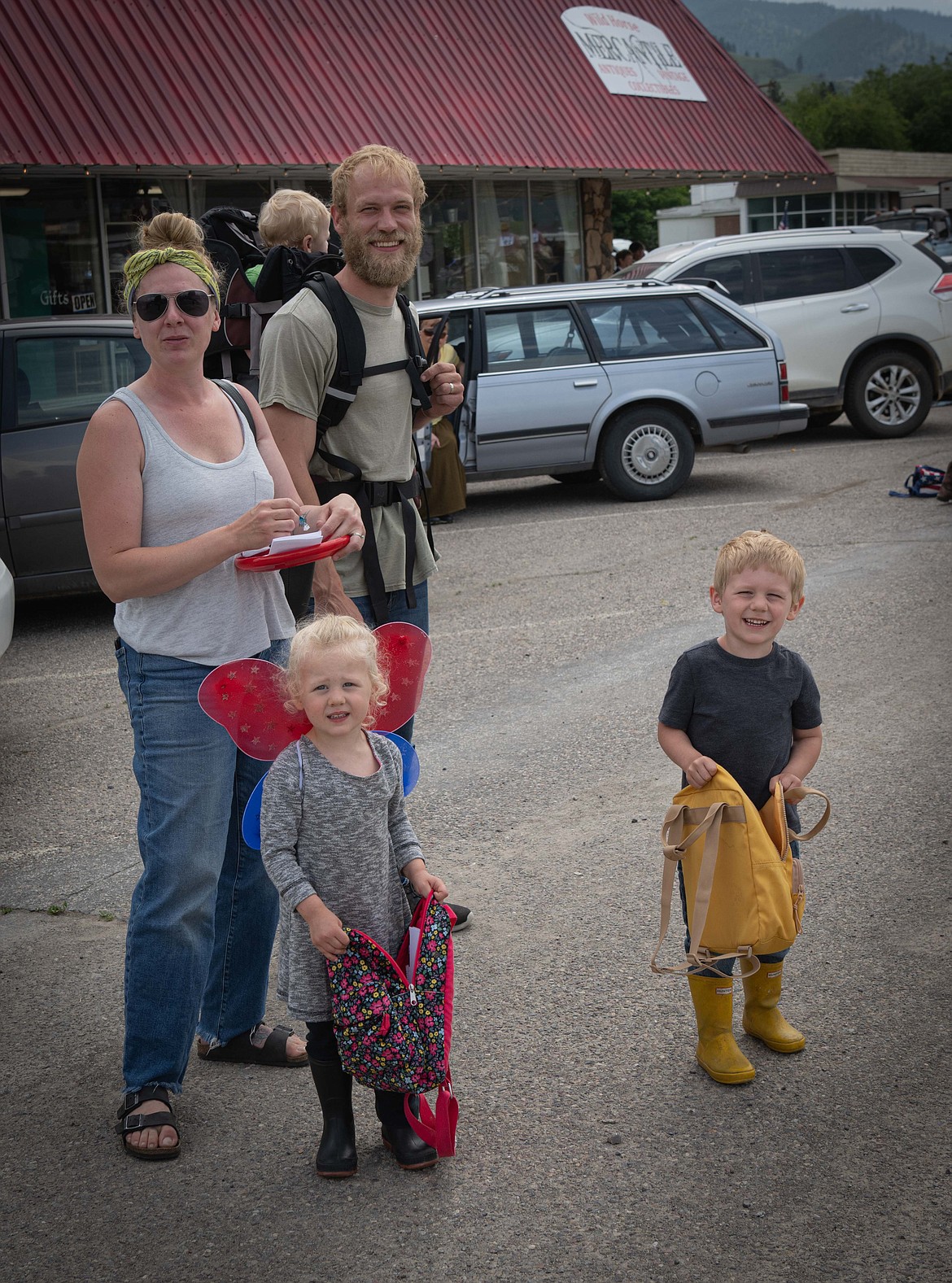 2-year-old Autumn Miller and Abel Miller, 3, from Lone Pine with mom and dad enjoying the parade. (Tracy Scott/Valley Press)