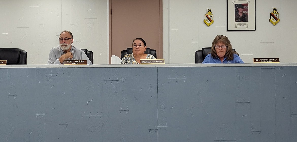 Warden Mayor Tony Massa and council members Rosaelia Martinez and Lori Watson-Esparza discuss council business during Tuesday’s council meeting, held in the Warden Police Department.