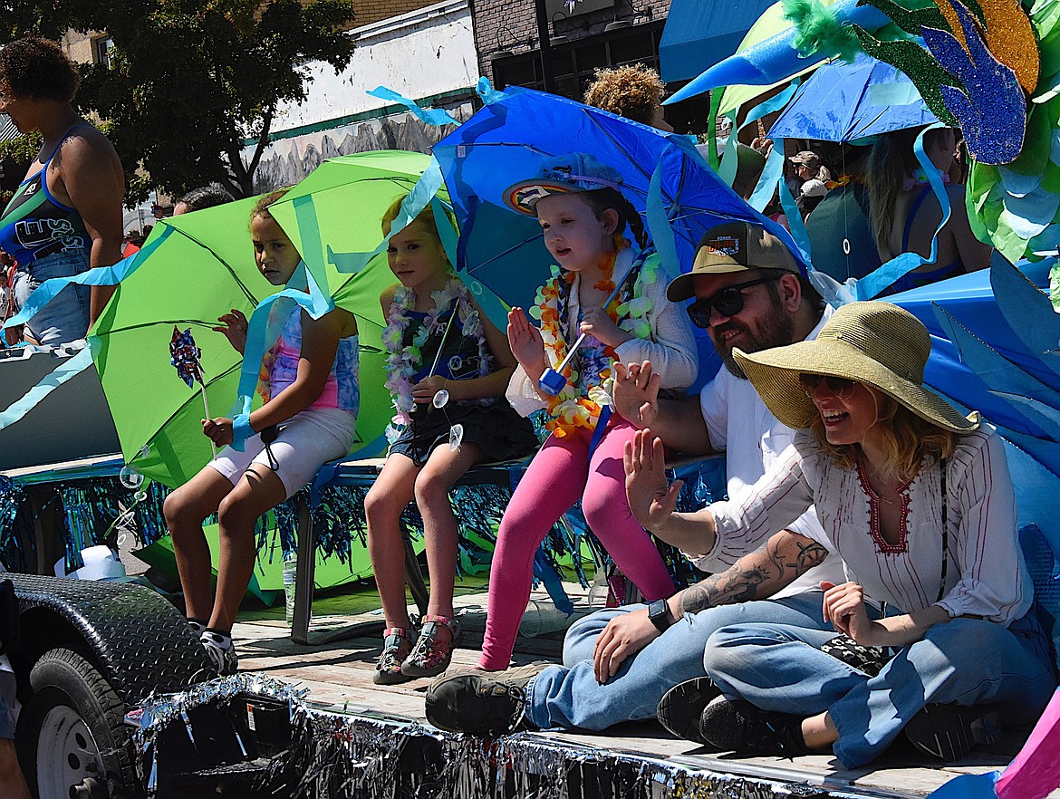 The Mission Valley Aquatic Center float was decorated in cool blues and greens, colors of water. (Berl Tiskus/Leader)